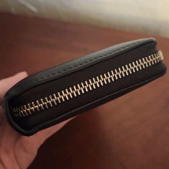 Gucci Soho Interlocking GG Black Leather Zippered Wallet - Picture 5 of 8